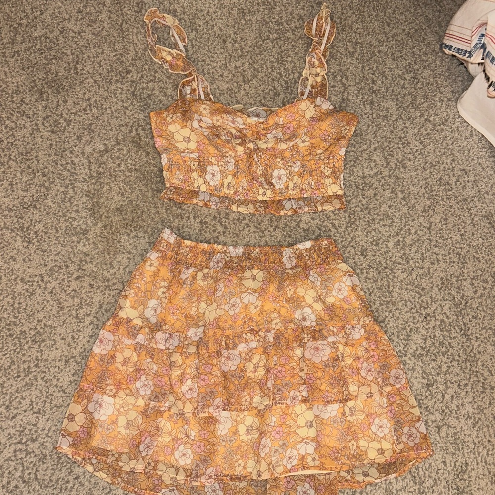Le Lis Floral Set in Yellow and Cream